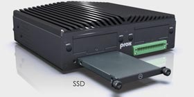 SSD oder Festplatte des Industrie-PC von vorne werkzeuglos zugänglich