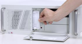 austauschbare Filtermatte vor dem Frontlüfter bei ClassicLine CL450x 19-Zoll-Industrie-PCs