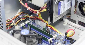 19-Zoll 4HE Industrie-PC mit exakter Kabelführung