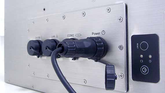 Rückseite mit IP65-geschützen Anschlüssen